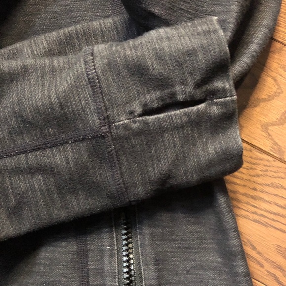 Lululemon grey stride zip up jacket, size 8 - Picture 3 of 4